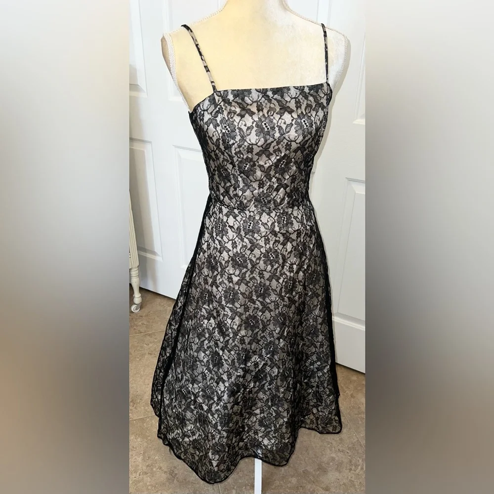 $7 GORGEOUS LACE DRESS SIZE 7/8. $7 IF BUNDLED - Picture 1 of 8